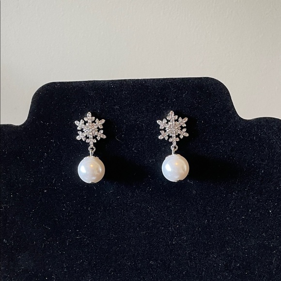 ⭐️NEW Silver Snowflake Pearl Earrings - Picture 1 of 4
